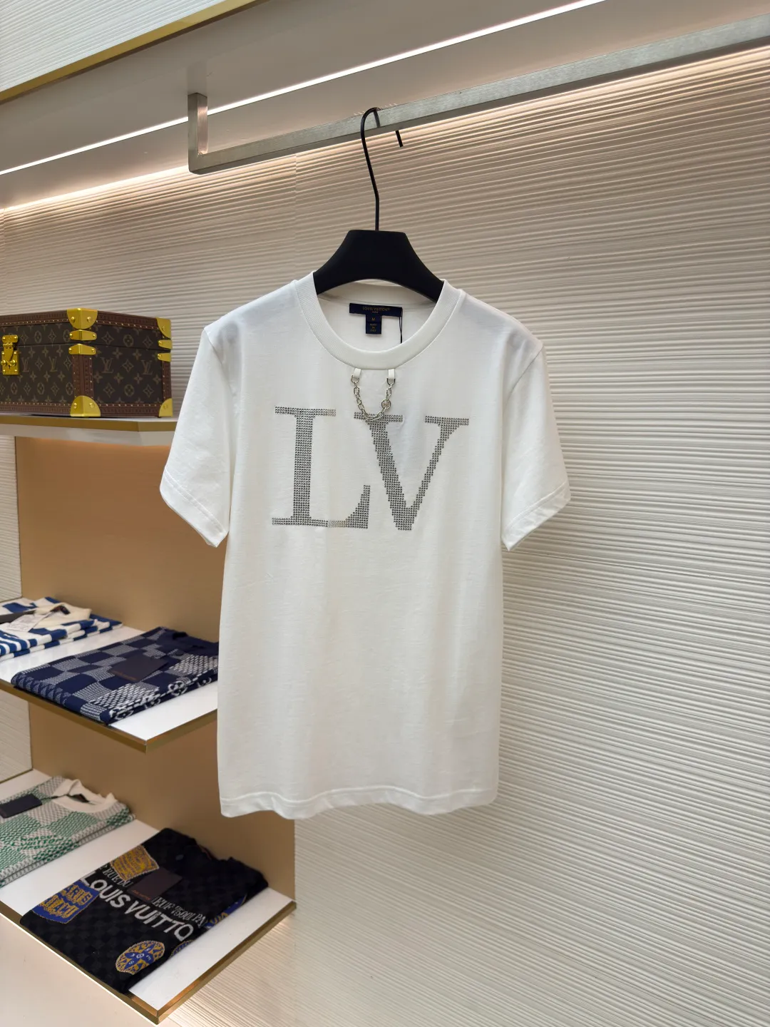 LOUIS VUITTON Hot Diamond Logo Short Sleeves [Women's Clothing] ●Item No.: 1680358-A15 ●Material: Knitted rib fabric ●Technology: Hot Diamond Production ●Version: Fitted version ●Weight: about 215 grams ●Size: Brilliant rhinestones frame the large LV letters, and LV chains illuminate the crew neck. The overall wiring is straight and delicate, the fabric is comfortable and soft, and the color is consistent without color difference. It can be matched with the same style to create a fashionable look and control various occasions. Customized accessories, complete with three standards, same style for men and women!